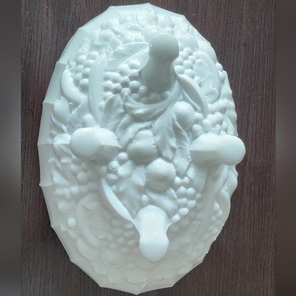 Large milk glass oval footed fruit bowl, vintage mid-century, great condition! - Picture 3 of 13